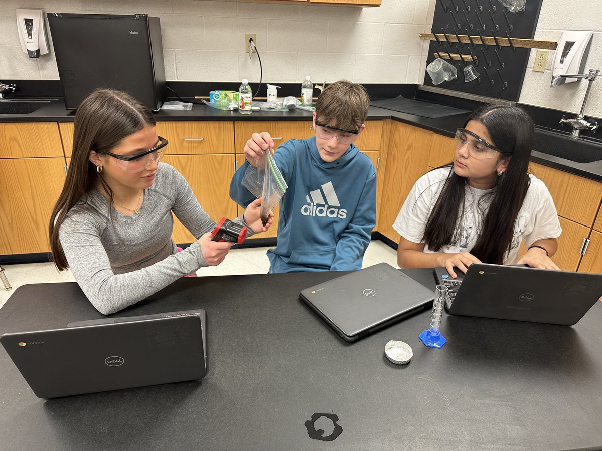 b_pearson's tweet photo. Eighth grade science classes making hand warmers as part of their thermal energy unit. Mrs. Holtgraewe’s classes are competing to see how hot their hand warmers can get! #SMSRocks @SMSstallions @RockwoodSupt https://t.co/tXoPGFVjfr
