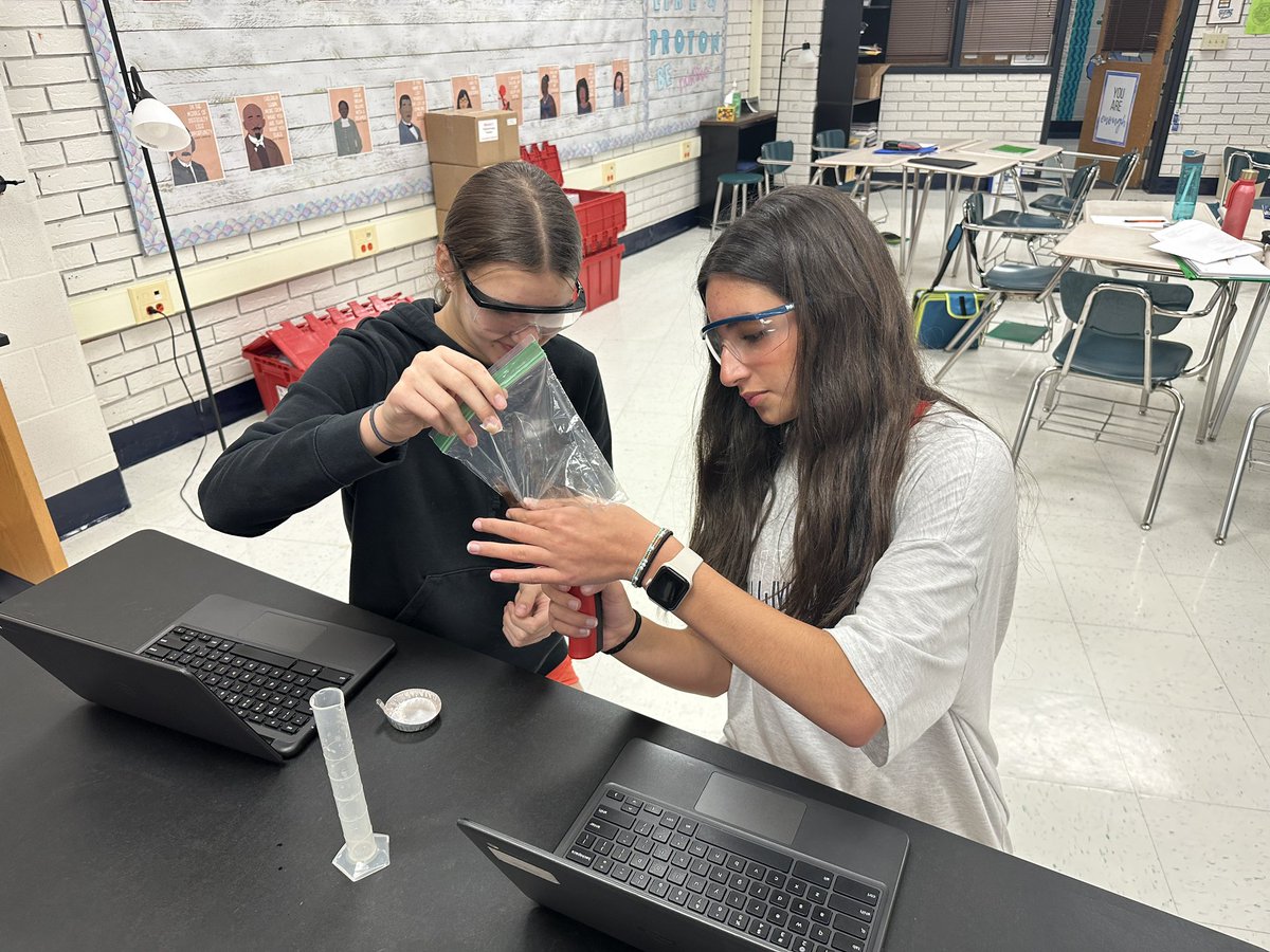 b_pearson's tweet photo. Eighth grade science classes making hand warmers as part of their thermal energy unit. Mrs. Holtgraewe’s classes are competing to see how hot their hand warmers can get! #SMSRocks @SMSstallions @RockwoodSupt https://t.co/tXoPGFVjfr
