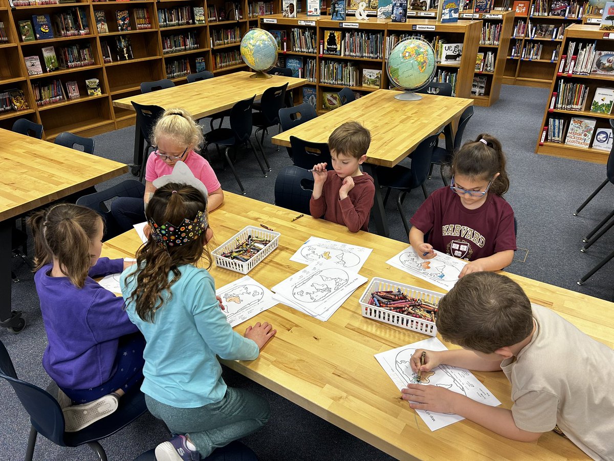 SullivansStars's tweet photo. 💙🐻🐾 Making map connections with @MrsBrubaker #bearshine https://t.co/U5aDjxEUiZ