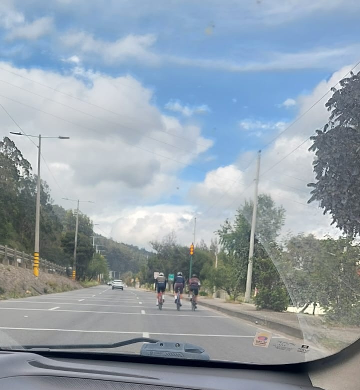 cesar_enca's tweet photo. @emov_ep una pregunta, los ciclistas están en lo correcto o no, hoy en la mañana en la autopista, si pasara un accidente Dios no quiera, que pasaría. https://t.co/Q4ir9f19Cc