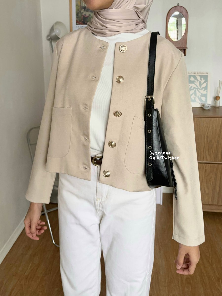 trennd's tweet photo. Blazernyanya bagus banget simpel basic timeless, bahannya/materialnya Semi Wool dan pakai furing dibagian badan, cocok dipakai acara formal atau non formal, Warna Oat Saku Bawah, worth to buy! ✨
📎 https://t.co/GgFXUHf2oh

Inner bahan knit premium super nyaman Warna Putih
📎 https://t.co/dmN9vL9hxX