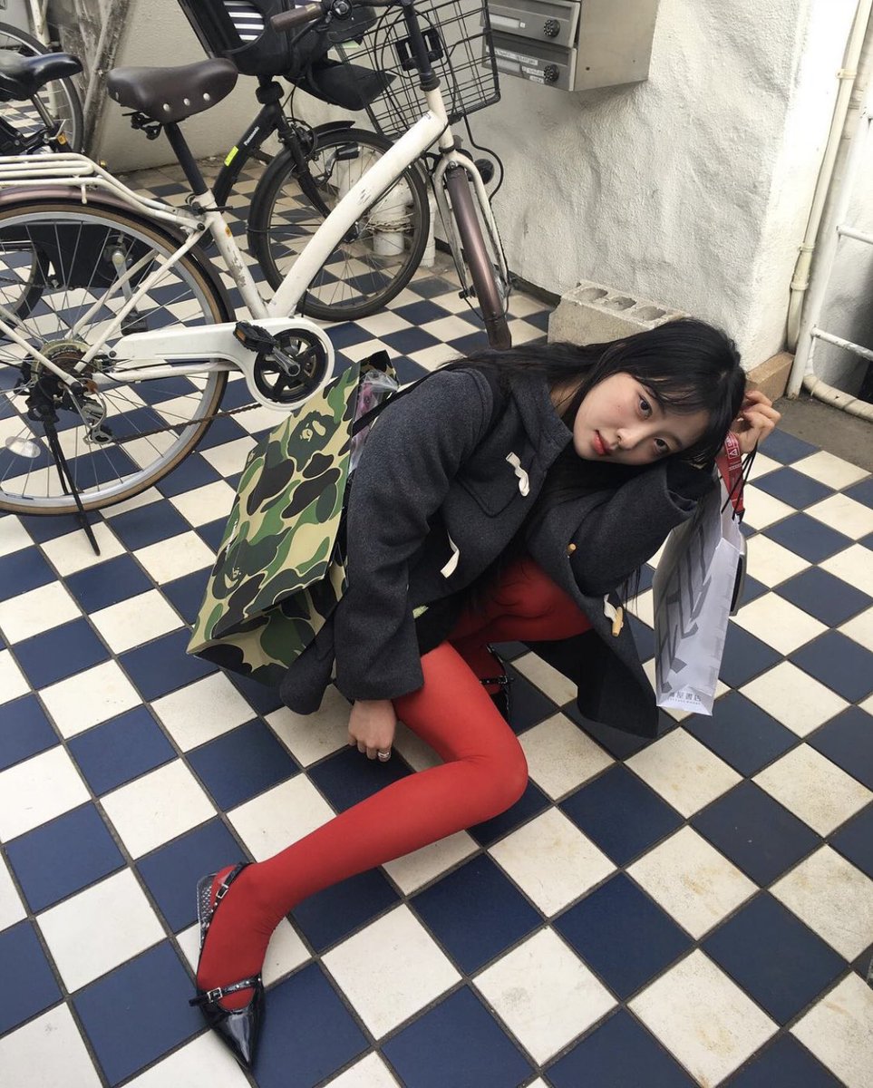 i3yves's tweet photo. how velma picks up her glasses so shaggy doesnt get the ick https://t.co/PaXBBIDqpY