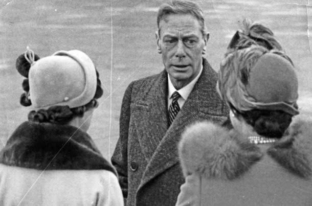 thecrown_br's tweet photo. Há 72 anos atrás, O Duque e a Duquesa de Edimburgo partiram para uma turnê real por alguns países da Commonwealth em nome do Rei George VI.

Mais tarde, Elizabeth retornaria ao Reino Unido como A Rainha. 

Foi a última vez que A Princesa viu seu pai O Rei George VI. https://t.co/3dHMUBbz6p