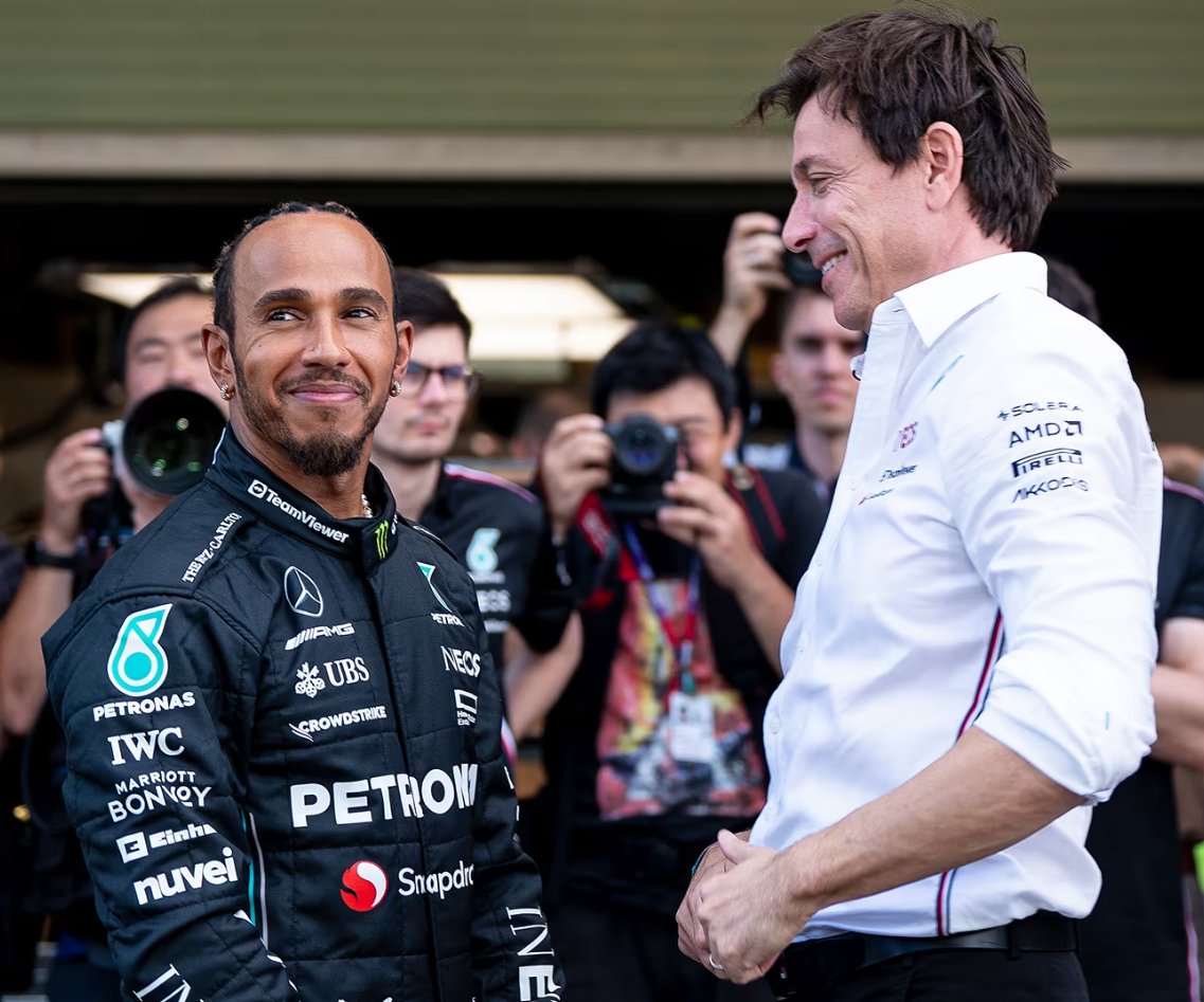 TearOffFR's tweet photo. 🚨 C'est Toto Wolff en personne qui a pris la parole pour annoncer le départ de Lewis Hamilton à toute l'équipe Mercedes annonce @SkySportF1 ! 🗣️

#F1
