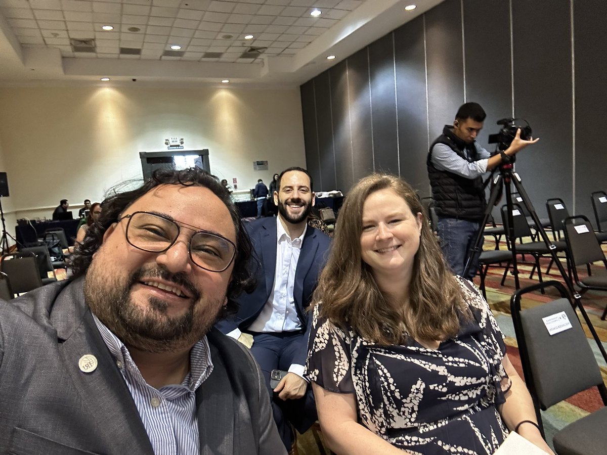 kokiceballos's tweet photo. Bueno pues 🥳🤩 empezó nuestra agenda. Un gusto tener en #ElSalvador a @lauraboyette nuestra subdirectora para América Latina y el Caribe @IRI_es y @FranciscoJCasas nuestro Gerente de Programas. https://t.co/YGNR9KVRH8