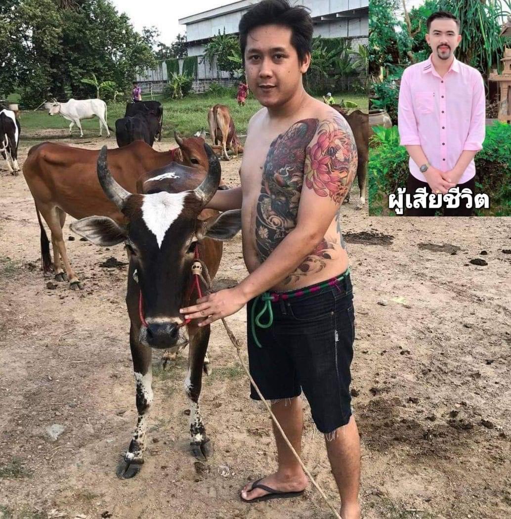 RedSkullxxx's tweet photo. อยากรบกวนให้ช่วยโพสต์เรื่องนี้หน่อยค่ะ คนยิงมีแบ็คใหญ่มากจนเราไม่สามารถที่จะจัดการได้เลย เรื่องคนร้ายเปิดหน้ายิงกลางถนนใหญ่ จังหวัดเพชรบุรีค่ะ

ผู้ตายมีภรรยาใกล้คลอด อายุครรภ์ 8 เดือนด้วย กำหนดการคลอดคือเดือนหน้านี้แล้วตอนนี้เรื่องนี้กระทบจิตใจภรรยาผู้ตายเป็นอย่างมาก😭

ตอนนี้ทางบ้านผู้ตายเดือดร้อนมากเพราะว่ายังไม่มีหน่วยงานไหนที่ให้ความยุติธรรมได้เลยค่ะ คนยิงชื่อนายอาม มีแบ็คที่ใหญ่มากในจังหวัดเพชรบุรีค่ะ

ตอนนี้เรื่องผ่านมาสามวันยังจับคนร้ายไม่ได้เลยค่ะ ทั้งที่มีกล้องวงจรปิดเห็นใบหน้าชัดเจนมากๆ เปิดหน้ายิงเหมือนไม่ได้เกรงกลัวกฎหมายอะไรเลย

วันนี้ได้รับข้อมูลจากนักข่าวว่าจะมามอบตัวแลกกับการได้ประกันตัว แต่ตำรวจบอกว่ายังติดต่อคนร้ายไม่ได้ ทางครอบครัวคนยิงแจ้งมาว่า คนยิงไม่ติดต่อมาบ้านเลย