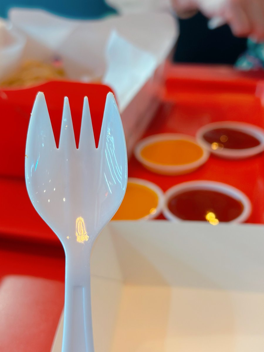 ไม่เคยรู้เลยว่ามีคนเกลียดแกมากขนาดนี้ 5555~ 

แค่โพสไปว่า แกไม่ควรอยู่ในร้านไก่ 
เพื่อนทุกคนคือ คอมเม้นไปในทางเดียวกัน 😂  

อันนี้น่าจะเอาทำอะไรได้หลายอย่าง ยกเว้นการเป็นช้อนกับส้อม