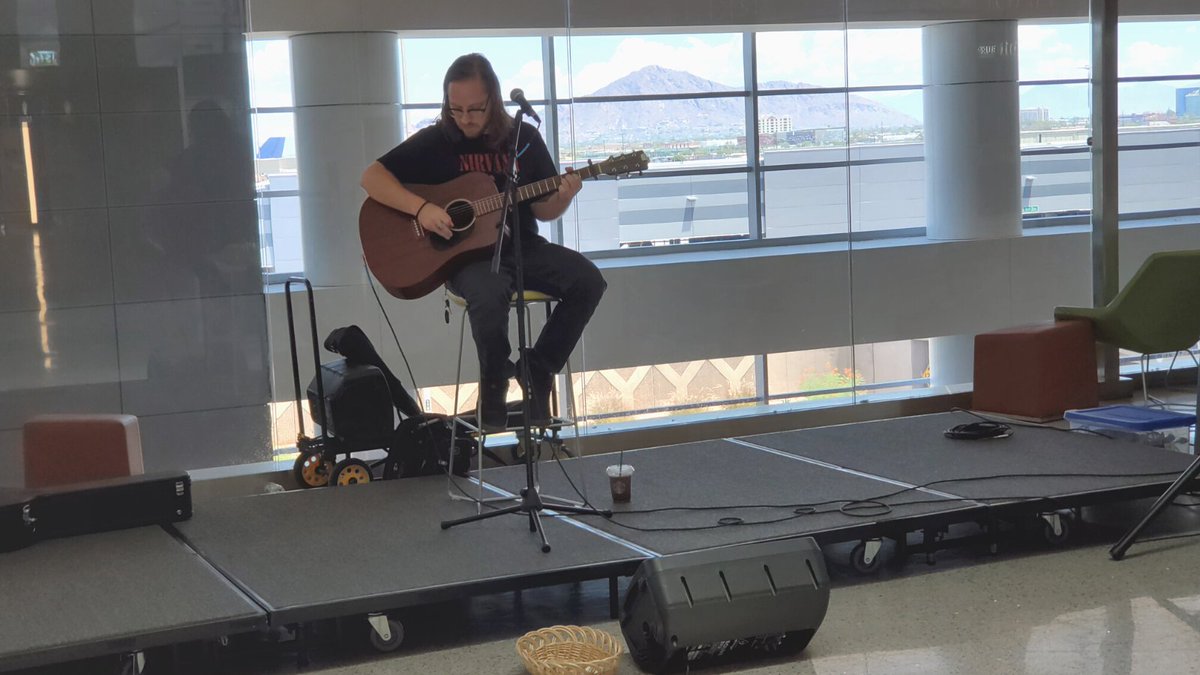 PHXSkyHarbor's tweet image. Behind every guitar, there's a talented musician. 🎸 Enjoy some country music this morning played by Traveling Tunes artist Aaron Church at Terminal 4, Level 3 near the food court from 9-11 a.m. bit.ly/3NbiITE
#PHXtunes #PHXSkyHarbor #localmusicians #phxartists #AZ