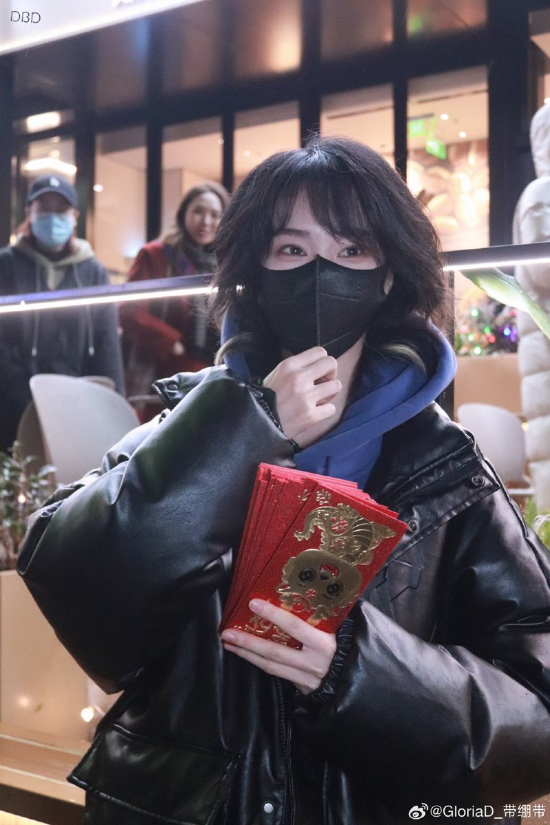 Feiveel13's tweet photo. 24.2.1 Dr. Bloodthirsty Musical
Seems like she give red packets to fans.
#jiangyun https://t.co/OTTt2VuERm