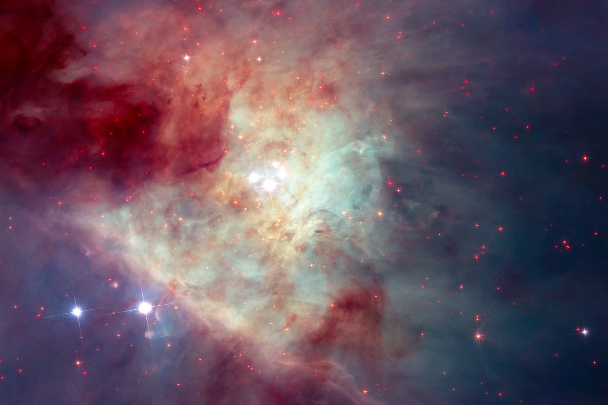 Our #HubbleTopImage features the famous Orion Nebula 🏹✨. This image is a mosaic, constructed from many observations as astronomers searched for rogue planets & runaway stars. Read more: ow.ly/EIt250QwFeH 📷 @NASA , @ESA
