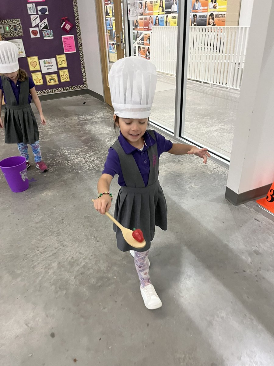 TrilloMayra's tweet photo. @SolarSTEAMGirls have been learning about nutrition and ❤️ health.  We are excited to once again be participating in the 21 Day Snacking Challenge!  #ktk21day @HPEDallasISD https://t.co/qp0tsYeBu5