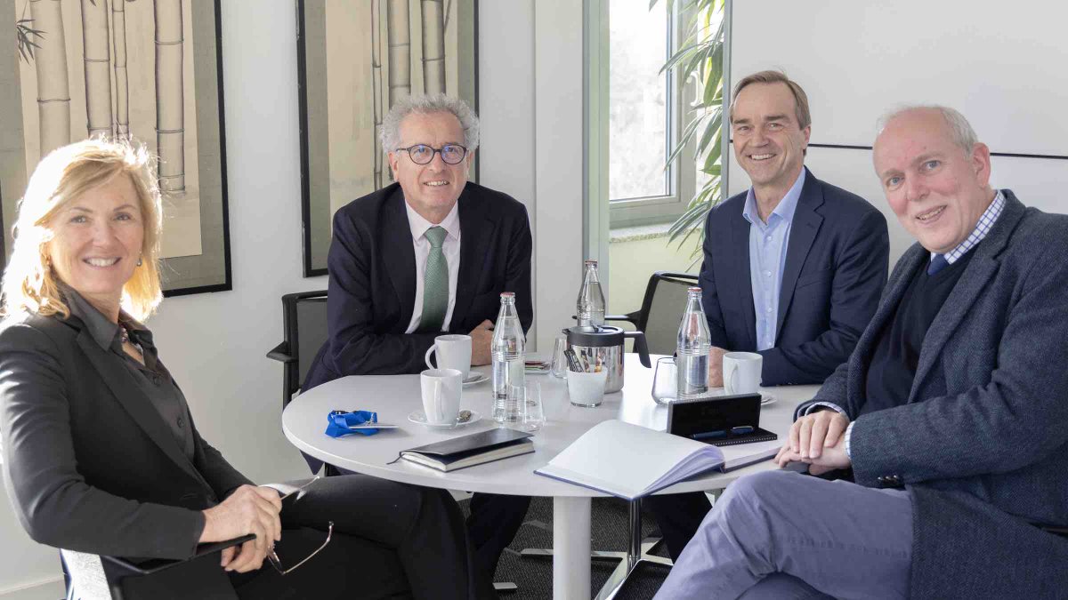 In the margins of a @cepr_org EEP RPN joint conference hosted by the ESM, MD @pierregramegna and Chief Economist @r_strauch met with CEPR President @bweder and @jakob_eu, Minister of Finance and Science for Saarland and RPN Associate Fellow, to discuss European integration.