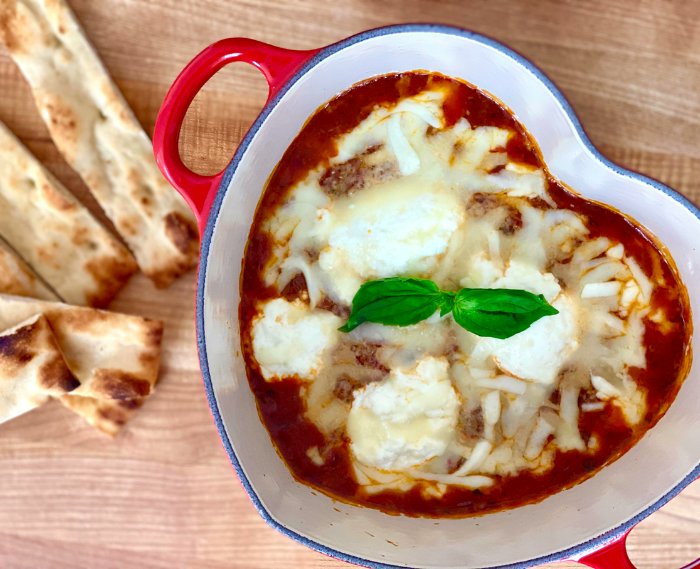 Ellie_Krieger's tweet image. What could be more comforting than dipping bread into a bubbling hot dish of savory #marinara sauce laden w/ melted #cheese? For me those warm-fuzzies are enhanced knowing it is good for you too. tinyurl.com/yz55uvz3 #pizzadip #appetizer #mozzarella #partyfood #tomatoes #saucy