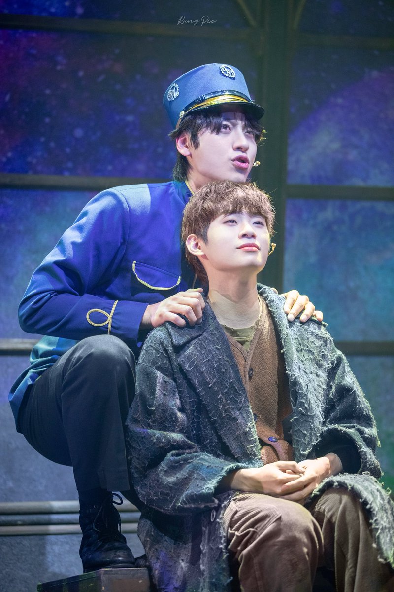 RUNG_memory's tweet photo. 240201 뮤지컬 <은하철도의 밤>
조반니 #정지우 배우님
캄파넬로 #윤승우 배우님

은빛의 하늘 억새가 물결처럼 흔들리는
하늘 들판 그 위로 우린 달려가고 있어요 https://t.co/hsvO2KvwkQ