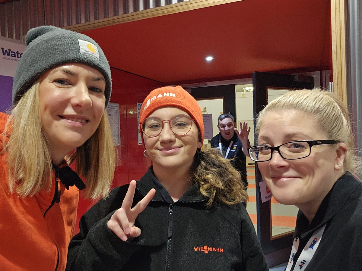 ViessmannCS_UK's tweet image. Toni, Emma and Estella of #TeamVi are at @StHelensCollege today to help find @HIPMagazine's best up-and-coming industry talent! 

Do you know anyone who could step up to the challenge? 🤔

Photobombed by @NAPIT 📸

#ViessmannUK
