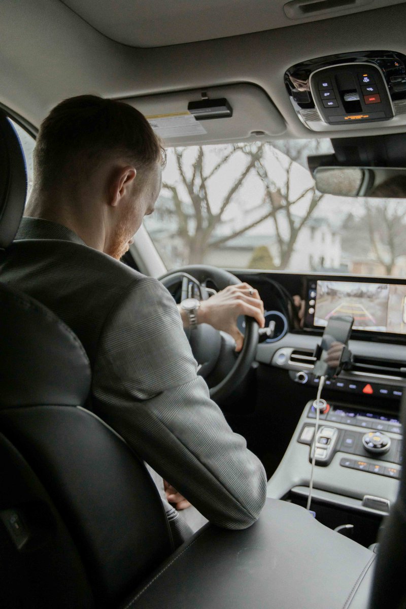 JakeNicolle's tweet photo. A ton of my business happens HERE, in my car:
🤝🏻 I call clients.
💰 I follow up on leads.
💚 I check in on Wonderful Helen &amp; Harvey.
📝 I discuss paperwork with my EA.

How do YOU do to make the most of each hour?

#realestate #realtor #realestateagent #ancaster #hamilton https://t.co/j406QHWUiI