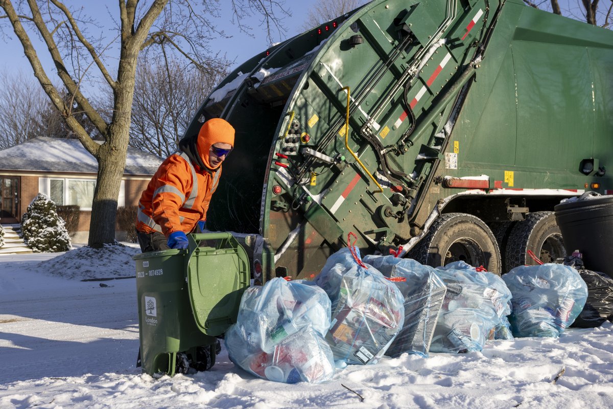 Your Green Bin is for compostable materials. Do not use it to put items like cigarettes, glass, paint or treated wood, elastic bands, and other items that don’t belong in it. 

Remember to help sort it right!

Visit london.ca/GreenBin 

#LdnOntClimateAction | #LdnOnt