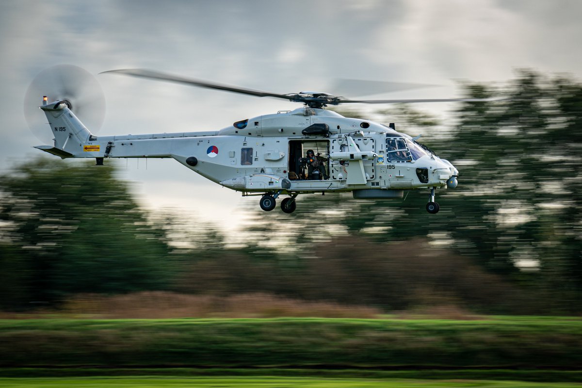 Oefening #GuardianDefender loopt op z'n eind. 🚁 Aan het begin van de avond beoefenen de #NH90 bemanningen het 'low level' vliegen. Vanaf Maritiem Vliegkamp de Kooy vliegen zij op lage hoogte richting de laagvlieggebieden in het midden van Nederland. 1/2