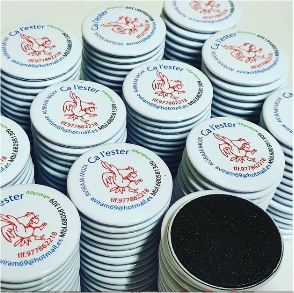 chapea_com's tweet photo. Utilizamos materiales de alta calidad para asegurar durabilidad y colores vibrantes. Ya sea para eventos corporativos, fiestas, o simplemente para destacar, nuestras chapas son la elección ideal. Personaliza tu mundo, lleva tus ideas contigo con nuestras chapas https://t.co/IdRCTWdmyp