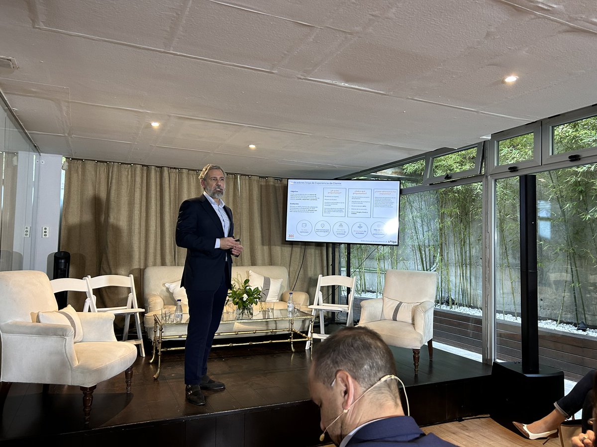 Asociacion_DEC's tweet photo. @stigacx @paradores @masmovil @pachimorente @santalucia_seg @MetLifeES Seguidamente, se ha realizado una presentación de @stigacx donde se ha contextualizado los estudios de indicadores #CX: @aarjonillaf, Director de Desarrollo de Negocio. https://t.co/LWfZTf1WQZ