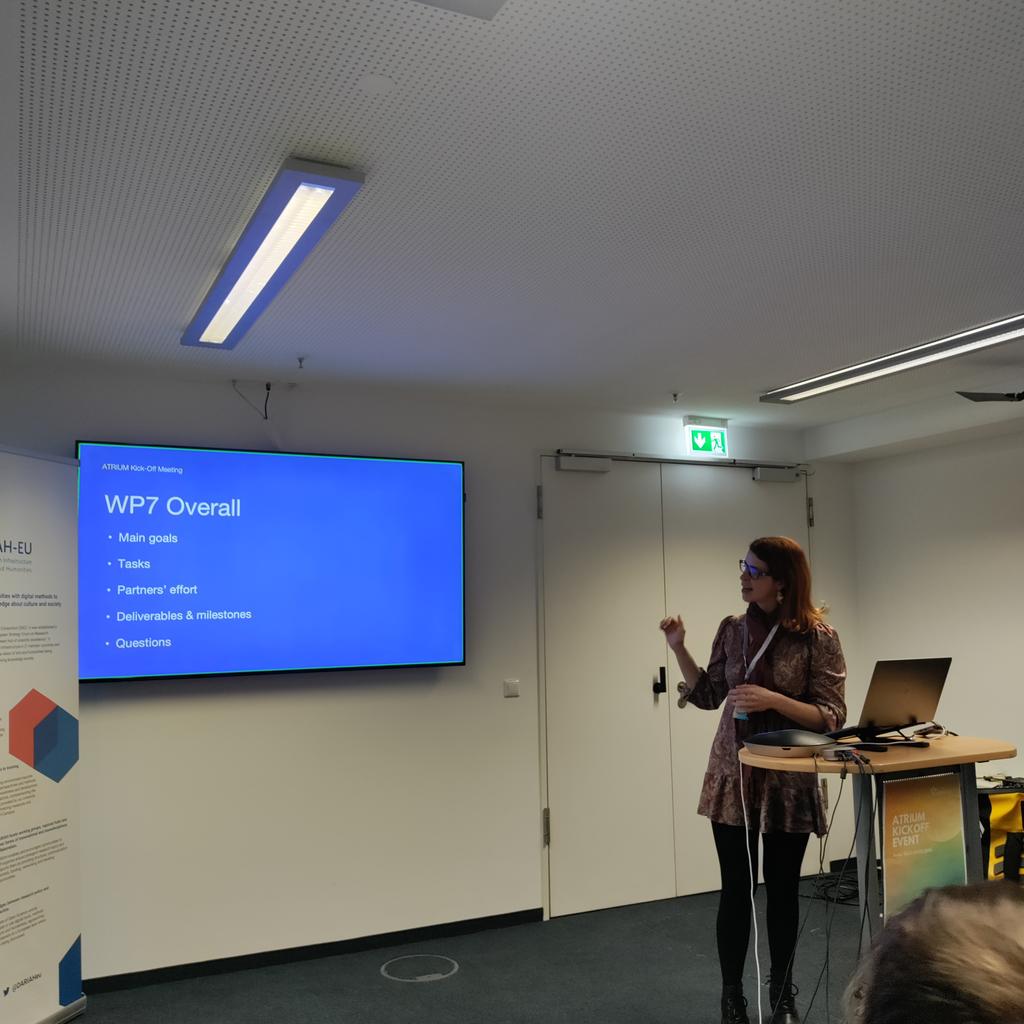 lucadex's tweet photo. At the #ATRIUM kick-off the very @OPERASEU's powerhouse @caroldelmazo is on stage!
She will lead WP7 on fostering cross-disciplinary research (and she promised me to push my pet projects #GoTriple and #VERA...).

@DARIAHeu @OPERASEU @TripleEU @COESOEU https://t.co/xxuh1lMZPo