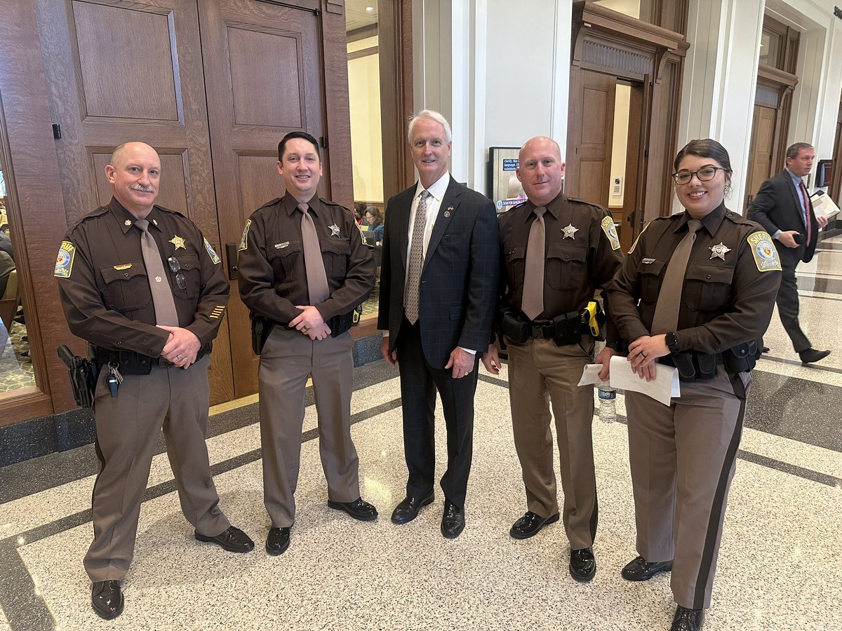 PeakeforSenate's tweet photo. It has been an early morning here at the Statehouse! It was great to see officers from Bedford County Sheriff's Office stop by the Education and Health Committee I sit on to say hello and chat about a few bills. #AlwaysBackTheBlue https://t.co/WeXL0kDY1Y