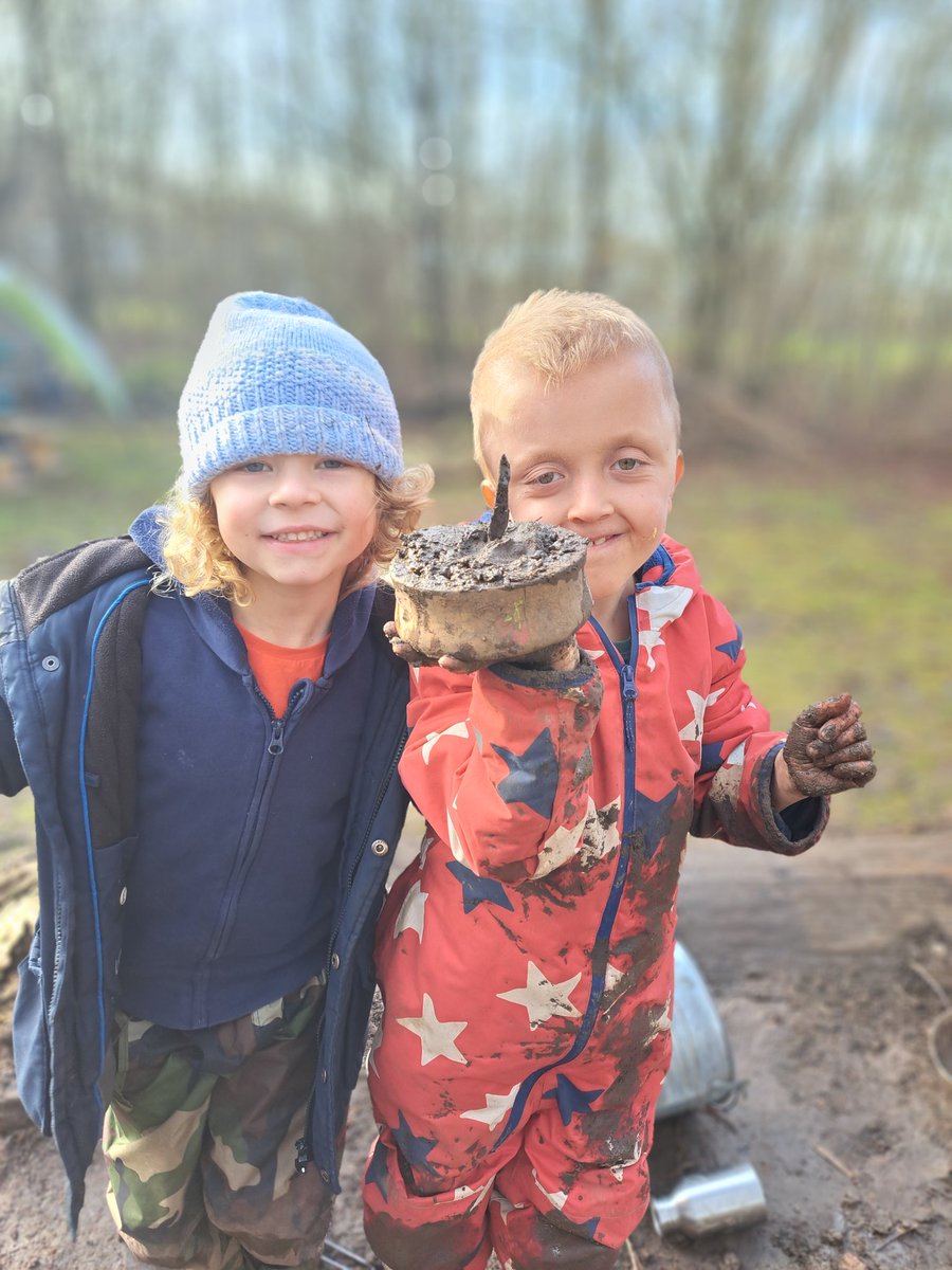 NatureExplDerby's tweet image. Yesterday we had a bug hunt, whittle wood and fire lighting with marshmallows at Clowne Juniors and Grassmoor Primary.

1:1 we made and floated a mini boat. 

Today we have had Thursday home ed tribe get creative with paint and nature. A Kelly Kettle licence was achieved today 😃