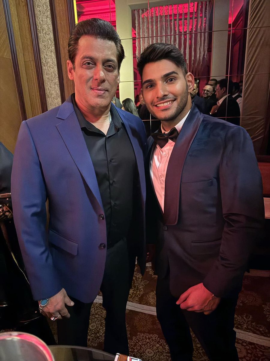 ★ HANDSOME…#SalmanKhan with Vocalist/Guitarist, Behram Siganporia at Wedding Reception! Caption: The great Salman Khan at our Show last night in Mumbai. He knew all the songs. And the aura of this man is something else ￼ -January 31, 2024 tmblr.co/ZrXcGyf92MUtiq…