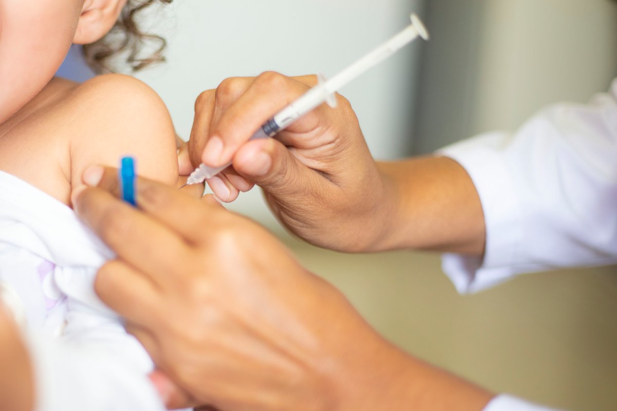 isss_gob_sv's tweet photo. Completa el esquema de vacunación de tus hijos y refuerza sus defensas para regalarles un futuro saludable 👶🏻💉❤️. https://t.co/NOr8zxVLAf