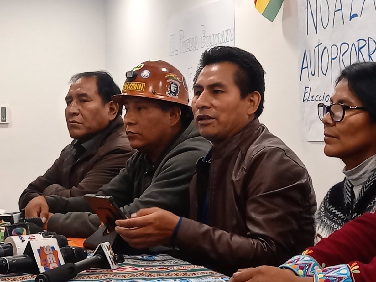 YoelNoticias's tweet photo. #deÚltimo 
#PSinFronteras
El diputado 'radical' #GualbertoArispe #MAS denuncia que el Ministro de Defensa @mindefbolivia #EdmundoNovillo sostiene una reunión con el encargado de negocios de #EEUU; Arispe no descarta que sea para planificar la intervensión de los puntos de bloqueo https://t.co/c8MtNoYjcg