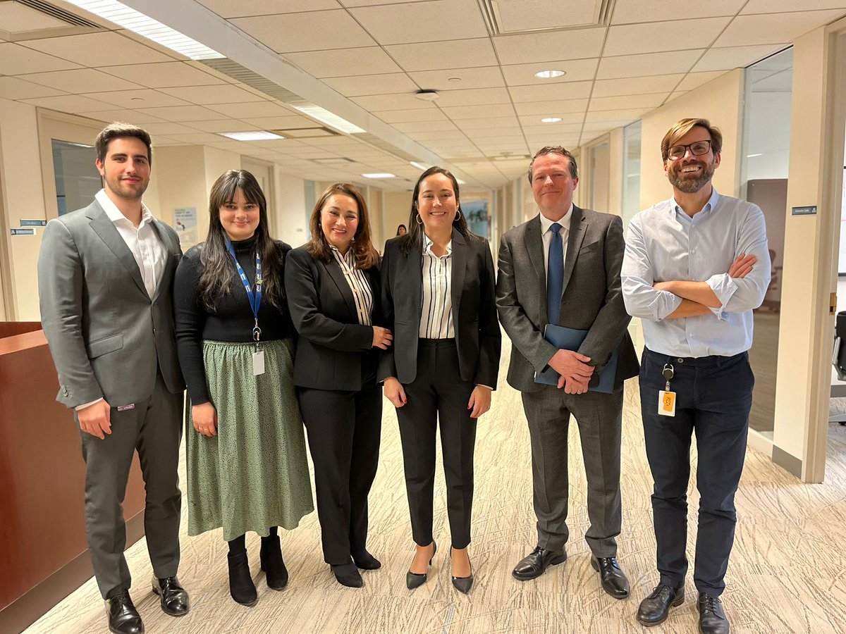 anapintoBID's tweet photo. ¡Gran noticia para #Paraguay! @el_bid aprobó un crédito de US$100 millones para impulsar el #DesarrolloEconómico y #logístico, integración comercial y atracción de #inversiones. ¡Este logro es fruto del arduo trabajo de todo el equipo! https://t.co/EbnLL042XB https://t.co/RYr1K2yPxQ