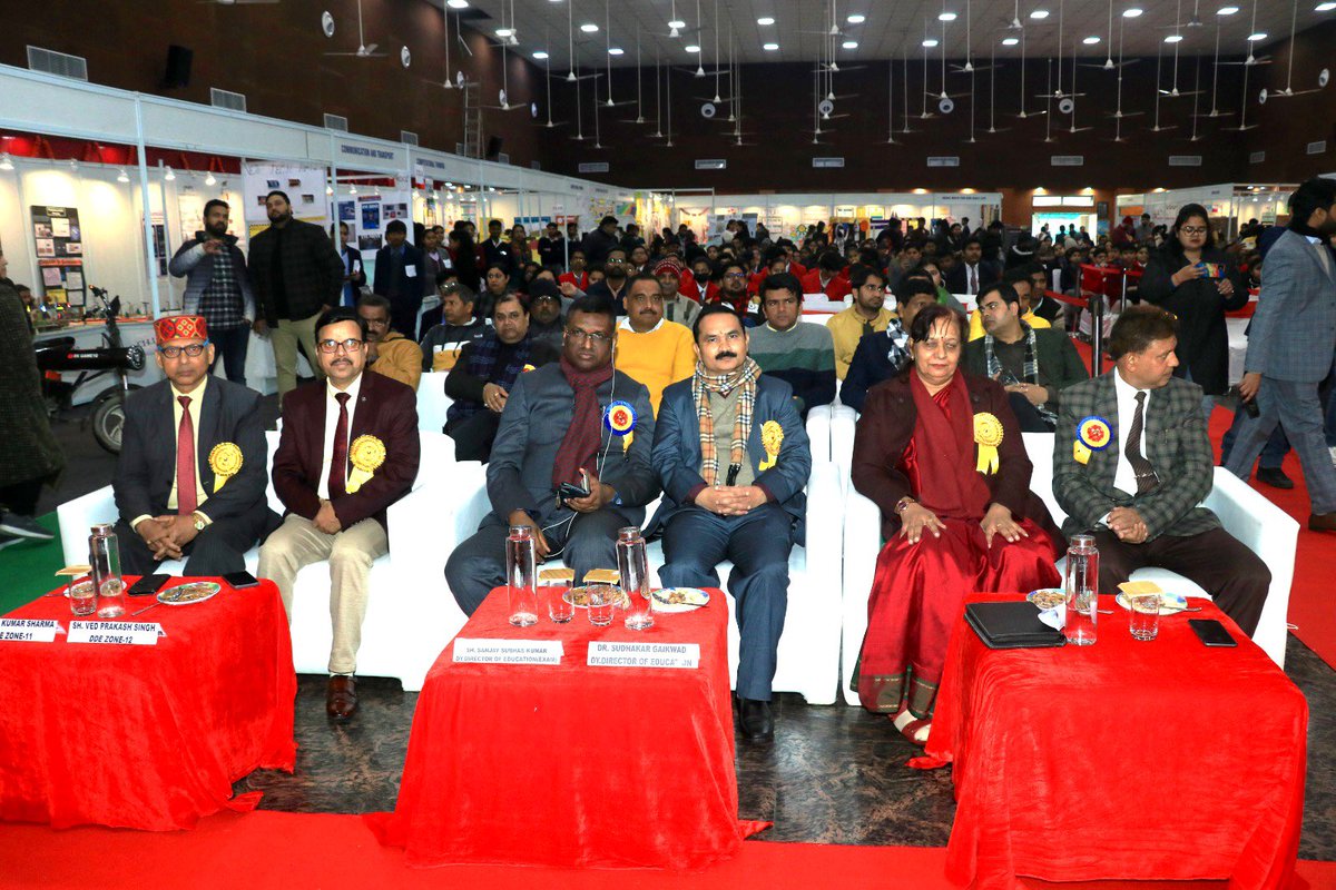 Worthy Addl. DE Sh. Ramachandra Shingare inaugurated the state level science exhibition at SV, C
Block Saraswati Vihar.

RD Sh. Vikas Kalia and addl. DE Smt. Zareen Taj graced the occasion.

The dignitaries motivated the participants and shared the vision behind such initiatives!
