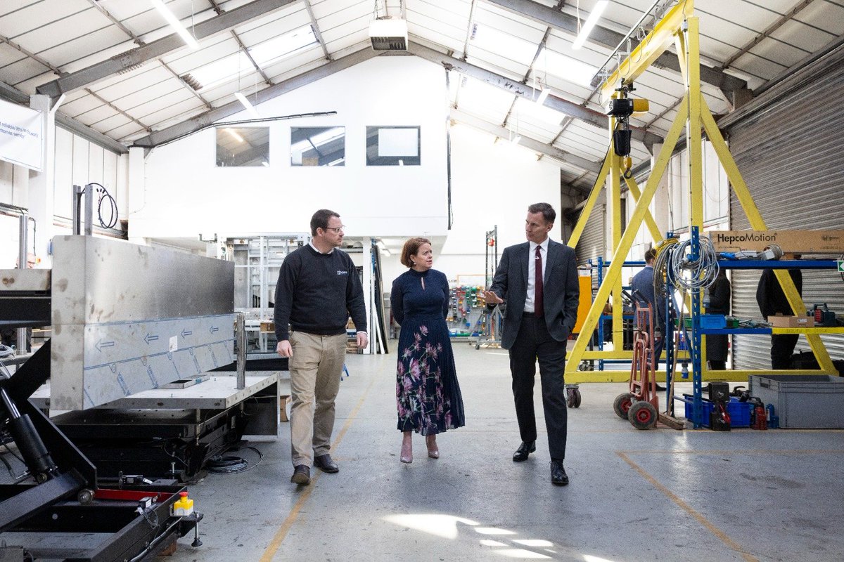 Jeremy_Hunt's tweet photo. When I started my own small business, there wasn't anywhere readily accessible to find all the help and support that was available. 

Today, we're launching a single portal to do just that, where SMEs can access fantastic schemes like Help to Grow in one place https://t.co/xh7GiEUGLX