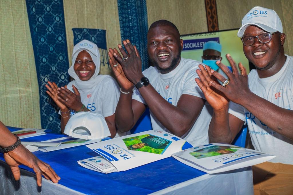 MaliProjes's tweet photo. Revivez en images les temps forts de notre participation à la cérémonie d'ouverture officielle du Festival sur Le Niger tenue hier à Ségou. Elle a regroupé tous les maliens autour de la culture pour la promotion des produits locaux afin de rendre l'économie nationale plus solide. https://t.co/44li124Nag