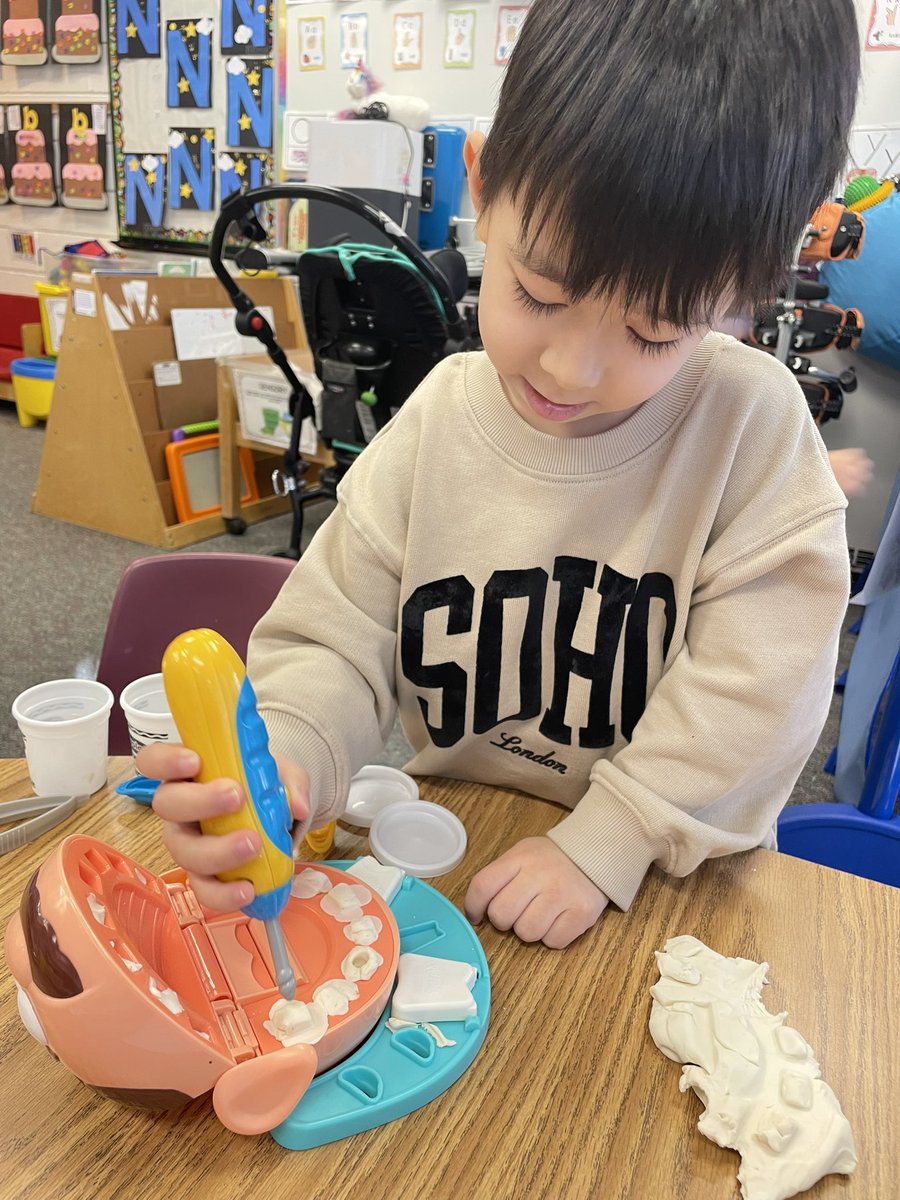KWBMulholland's tweet photo. Pre k is learning about dental health this week! Learning about healthy foods and how to brush your teeth! @APSVirginia @APS_EarlyChild #KWBPride @BarrettAPS https://t.co/3ZvT8DVhPt