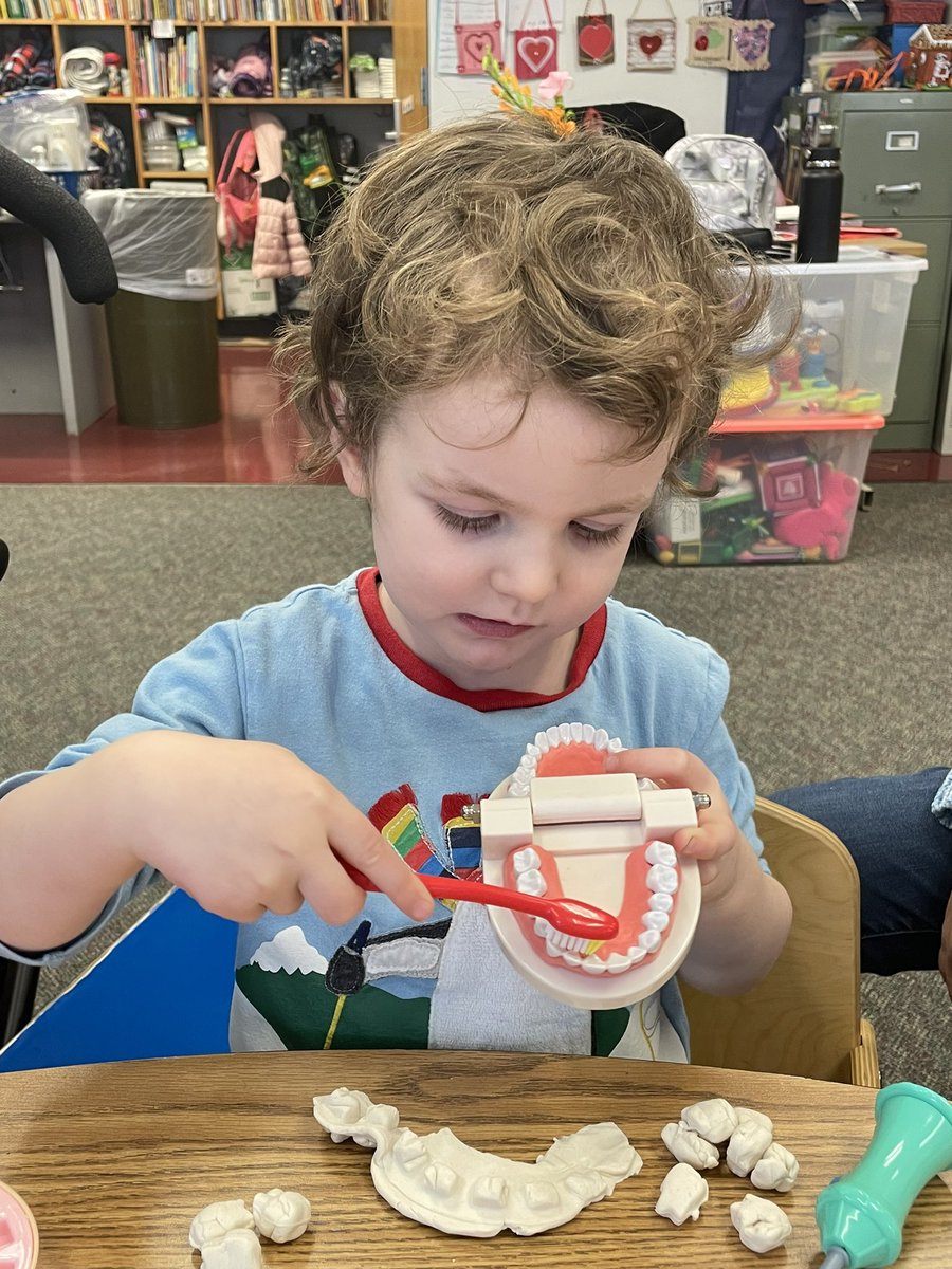 KWBMulholland's tweet photo. Pre k is learning about dental health this week! Learning about healthy foods and how to brush your teeth! @APSVirginia @APS_EarlyChild #KWBPride @BarrettAPS https://t.co/3ZvT8DVhPt