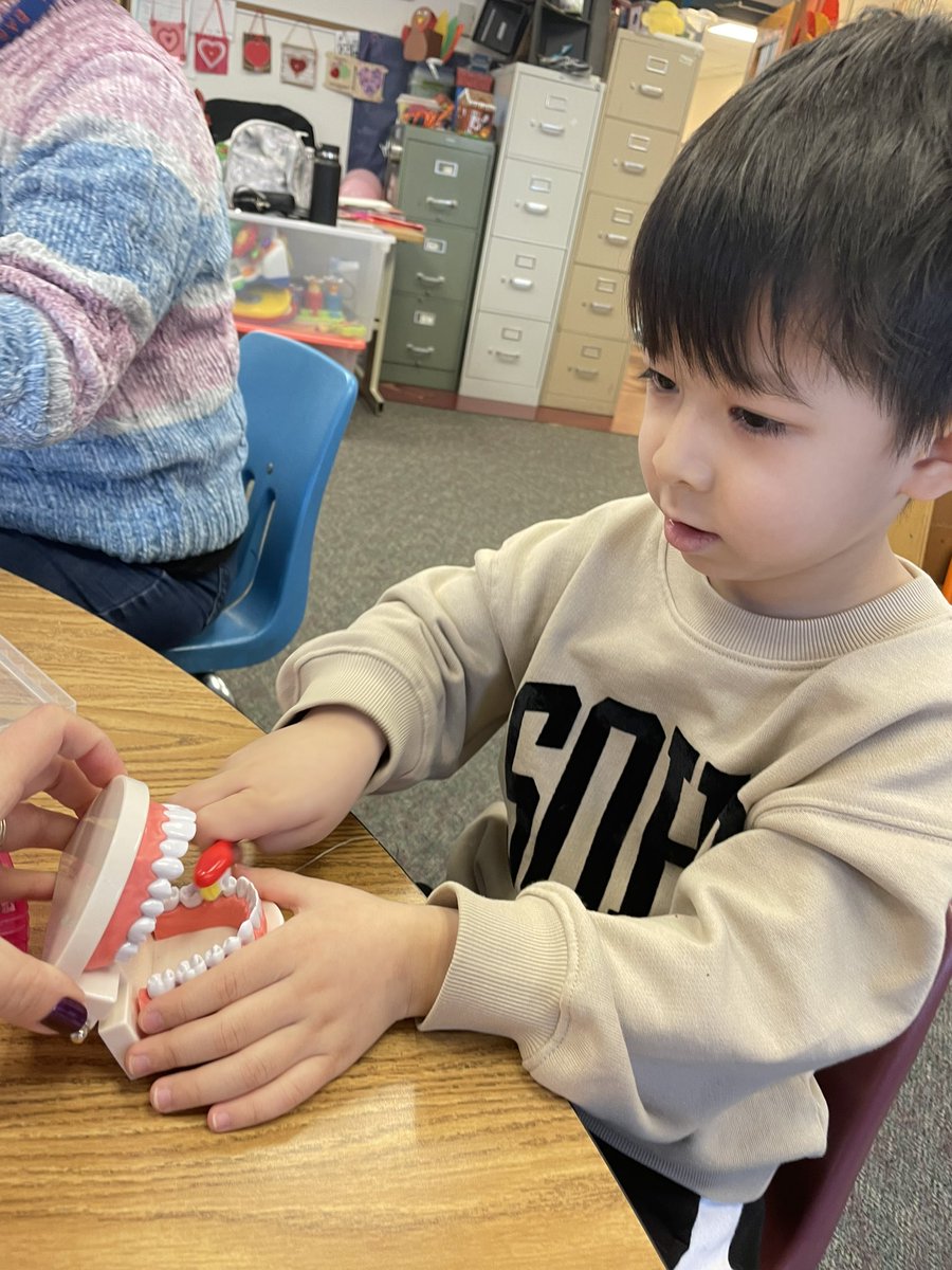 KWBMulholland's tweet photo. Pre k is learning about dental health this week! Learning about healthy foods and how to brush your teeth! @APSVirginia @APS_EarlyChild #KWBPride @BarrettAPS https://t.co/3ZvT8DVhPt
