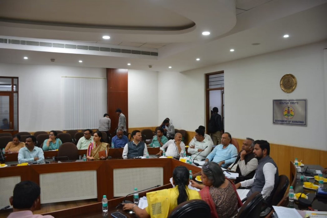 drmcsudhakar's tweet photo. ರಾಜ್ಯ ಸರ್ಕಾರದ ವತಿಯಿಂದ ಆಯೋಜಿಸಲಾಗುವ ʻಬೃಹತ್ ಉದ್ಯೋಗ ಮೇಳʼದ ಕುರಿತು ಇಂದು ವಿಕಾಸಸೌಧದಲ್ಲಿ ನಡೆದ ಪೂರ್ವಭಾವಿ ಸಭೆಯಲ್ಲಿ ಭಾಗವಹಿಸಿ,
ಉದ್ಯೋಗ ಮೇಳ ಯಶಸ್ವಿಗೊಳಿಸುವ ನಿಟ್ಟಿನಲ್ಲಿ  ರೂಪುರೇಷೆಗಳ ಕುರಿತು ಚರ್ಚಿಸಿದೆವು.
*ವಿಶೇಷ ಸೂಚನೆ*
ಉದ್ಯೋಗಾಕಾಂಕ್ಷಿಗಳು https://t.co/fb6mUqLAuC  ವೆಬ್‌ಸೈಟ್‌ ನಲ್ಲಿ ನೋಂದಣಿ ಮಾಡಿಕೊಳ್ಳಲು ಮನವಿ https://t.co/Omht2qqGPf