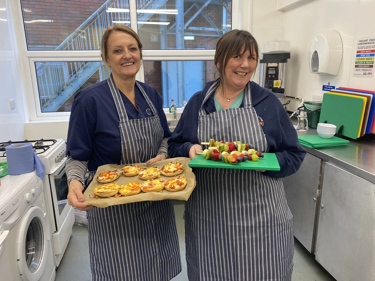 YMCANeath's tweet photo. Today we welcomed NPT Flying Start to the YMCA for their Nutrition Skills for Life Get Cooking class!

How delicious do these mini pizzas and fruit kebabs look? 🤩

If you are interested in joining a class please contact your local health visitor 🍴 

#YMCA https://t.co/ccb8Bbl5EA