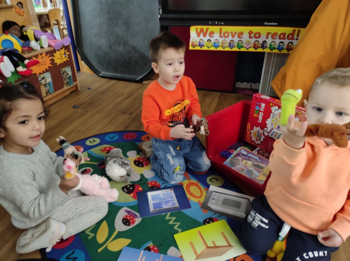 MiniExplorersPD's tweet image. Our youngest #EAL learners enjoying learning new vocabulary😊 and playing games to reinforce meaning #multilingual 🌈 @PDCS_EYandRec @pdcsReception