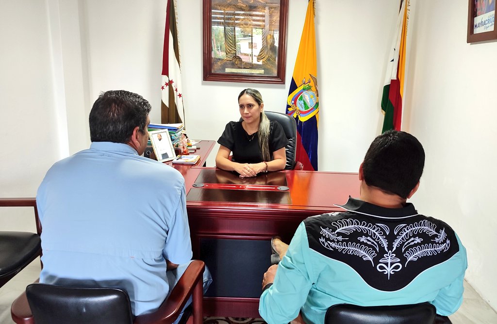 #Manabí | Reunión de trabajo entre el Director Distrital <a href="/Pviteri416/">Leopoldo Viteri</a> y la Alcaldesa del <a href="/GADMElCarmen/">GAD El Carmen</a> <a href="/Mayrcruzg/">Mayra Cruz</a>, articulando trabajo a través del <a href="/AgriculturaEc/">Agricultura, Ganadería y Pesca Ecuador 🇪🇨</a>, que beneficie a pequeños y medianos productores de musaceas de la zona norte de la provincia.
#ElNuevoEcuador