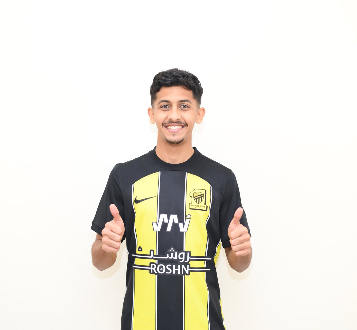 kmedad2's tweet photo. الحمدلله تم توقيع عقدي الاحترافي الاول مع النادي واسأل الله التوفيق لخدمة الكيان وباذن الله اكون عند حسن ظن الجميع،، 💛🖤🐅
 
#الاتحاد https://t.co/WdGn82ulmg