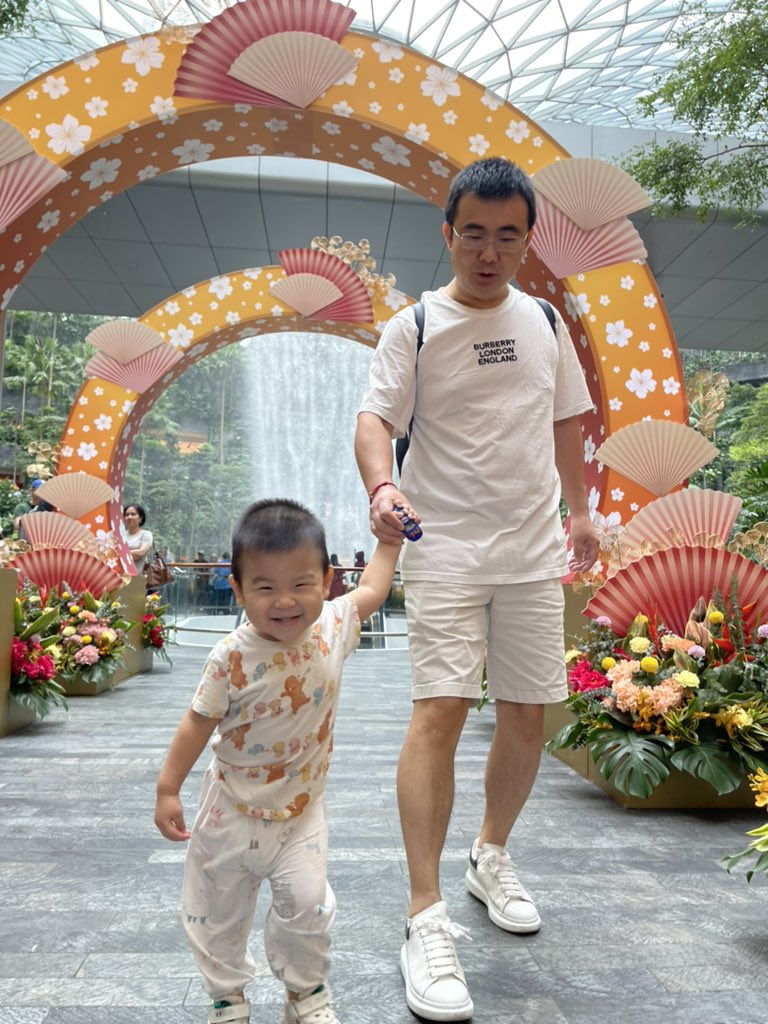 AK_CryptoMiner's tweet photo. 无意翻到前两年的照片，以前在变胖的路上一次次减肥失败，结果当奶爸一年多轻松实现 https://t.co/PKGQxRJzIY