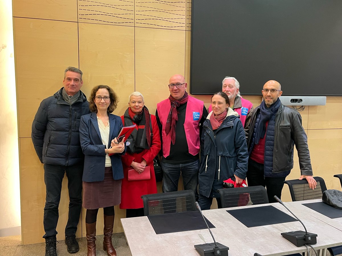Égalité des chances - Centres sociaux

Virginie Lasserre, préfète déléguée pour l'égalité des       chances, a reçu mercredi 31 janvier 2024 une délégation de la fédération des centres sociaux du Nord-Pas-de-Calais présents à la manifestation de Lille. #Etatsurleterrain