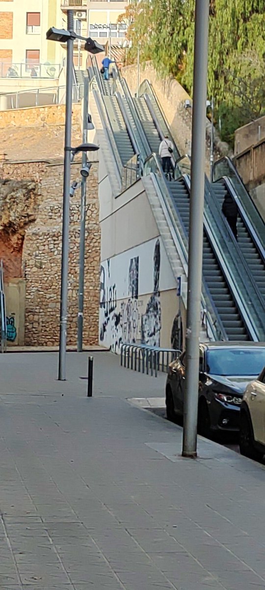 ANietoCeb's tweet photo. En el projecte pam a pam també entra arreglar les escales que fa tres mesos que no funcionen? @TGNAjuntament https://t.co/znInoi1Joy