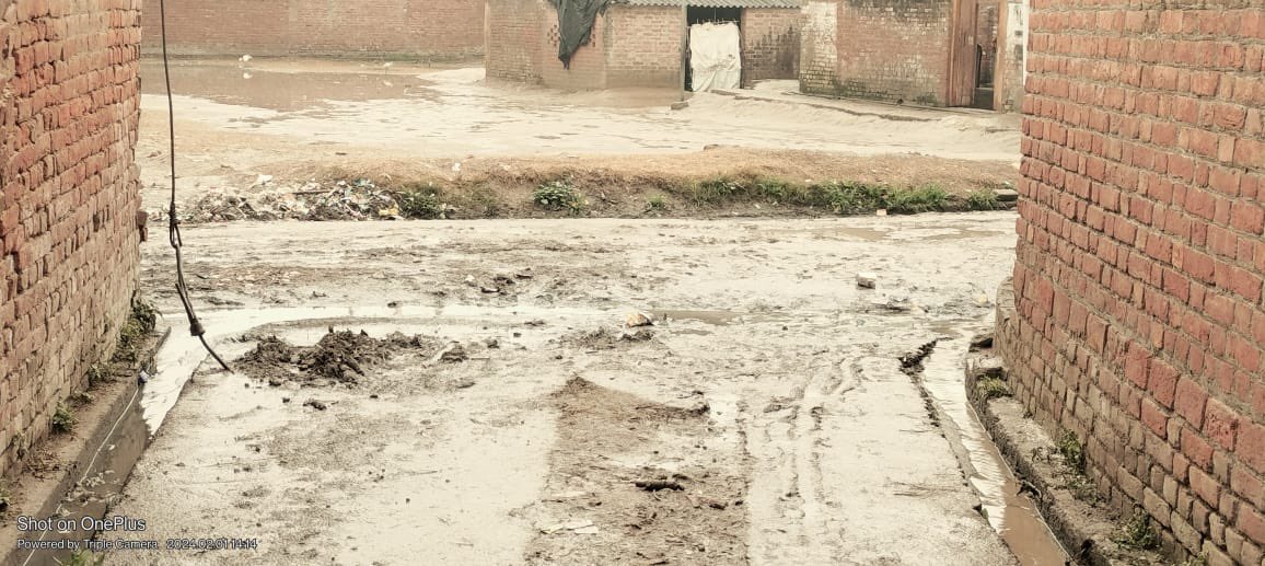 PoliceRatnesh's tweet photo. @myogiadityanath @CMOfficeUP @dmbareilly @CdoBareilly क्या गाँव के इन रास्तों जिन पर से छोटे बच्चे स्कूल जाते है ध्यान देने की किसी ज़िम्मेदार को कोई ज़रूरत नहीं है ??? https://t.co/yYK5x5cT0l