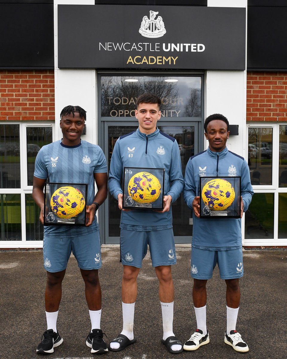 Well in, lads! 🥇🫶 Ben Parkinson, Michael Ndiweni and Amadou Diallo have each been presented with a @premierleague debut ball after making their English top-flight bows for Newcastle United this season.