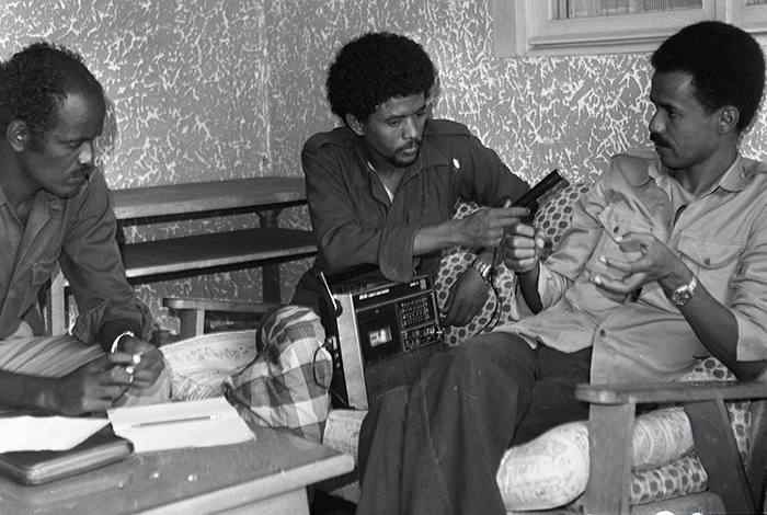 shabait's tweet photo. ሓጺር ታሪኽ ህይወት ገዲም ሓርበኛ ተጋዳላይ  ኣምባሳደር ኣሕመድ ጣህር ዑመር ባዱሪ

ዝኸበርኩምን ዝኸበርክንን!

ዝተጻሕፈ ታሪኽ ድሕሪ ፈጸምቱ ንዘልኣለም ይነብር፡ ፈጸምቱ ከኣ ኣብ ትሕቲ ባይታ ተደብዮም እንከለው ንዘልኣለም ክዝከሩ ይነብሩ ዝብል ወግዒ ስነ-ጥበበኛታት ብምስትውዓል፡ ስዉእ ሓርበኛ ገዲም ተጋዳላይ ኣምባሳደር ኣሕመድ ጣህር ዑመር ባዱሪ፡ ቅድሚ ምስዉኡ ምስ ጊዜ ብምቅድዳም፡ ‘’ጉዕዞ ኣብ ተዘክሮታተይ’’ ኢሉ ኣብ 504 ገጻት ሰውራ ኤርትራ በብእዋኑ ዝሰገሮም መድረኻት ቃልሲ እተብርህ ብውሕልነት ዝጸሓፋ መጽሓፍ፡ መዘከርታ ኣበርኪቱልና ሓሊፉ ሎሚ ንፋነዎ ኣለና። 

እዚ ክቡር ብጻይ፡ ኣብ መፋርቕ 1970፡ ኣብ ህዝባዊ ሓይልታት ተሰሊፉ ብምሉእ ዓቕሙን ብልሑን ንሃገሩን ህዝቡን ብምውፋይ፡ ንዓወት ሓርነታዊ ቃልስን ህንጸት ሃገርን ዓቢ ኣበርክቶ ዝገበረ ብኣርኣያነት ዝጥቀስ፡ ምኩር ወተሃደር፡ ልዑል ናይ ምዝካር ዓቕሚ ዝውንን፡ በሊሕ ዲፕሎማሰኛ፡ ደራስን ተራኽን ዝኾነ ጅግና፡ ሃገርና ብኣበርክትኦም ካብ ትሕበነሎም ፍቱዋትን ጽኑዓትን ሓርበኛታት ተቓለስቲ ብምዃኑ፡ ታሪኹን ኣበርክቶኡን እናዘከርና ብኽብሪ ንሰናበቶ ኣሎና።

ብ 23 ጥቅምቲ 1946 ዓ.ም.፡ ካብ ኣቦኡ ሰይድ ጣህር ዑመር ባዱሪን ኣዲኡ ሰይዳ  ዛህራ ዑስማን መሓመድን ኣብ ሕርጊጎ ንኡስ ዞባ ባጽዕ ዝተወልደ ብጻይ ኣሕመድ ጣህር ባዱሪ፡  ኣብ ኣብያተ ትምህርትታት ሕርጊጎ፡ ካምቦኒ ኣስመራ፡ ኣልኢልሃም ካይሮ (ግብጺ)፡ ዩኒቨርስቲ ሓለብ ኣብ ሶርያ  ትምህርቱ ብምክትታል ካብ መባእታ ክሳብ ላዕለዋይ ደረጃ ተማሂሩ። ኣፍልጥኡ ዝያዳ ንምዕባይ ከኣ; ኣብ 1996 ኣብ open university London ምልከት ቋንቋ ኣንግሊዝ፡  ኣብ Osaka Japan ድማ ብሕጊ ወፍሪ (Investment) ሰልጢኑ።

ስዉእ ገዲም ሓርበኛ ተጋዳላይ ኣምባሳደር ኣሕመድ ጣህር ዑመር ባዱሪ፡  ካብ 1968 ኣትሒዙ ኣብ ግብጽን ሶርያን ከሎ ገድላዊ ዕማም ንምፍጻም ድሉው ብምንባሩ፡ ኣብ 1969 ኣብ ሶርያ ብናይ ኮማንዶ ወተሃደራዊ ስልጠና ሰልጢኑ’ዩ ተሰሊፉ። ኣብ 1971 ከኣ ኣብ ቀዳማይ ሓይሊ ህዝባዊ ሓይሊታት ኮሚሽነር ሓይሊ ኮይኑ ካብ ዝተመደበሉ ጊዜ፡ ኣብ ዓውደ ውግኣት ኣንጻር ጸላእን ተሓኤ ን፦  ኣብ ሰባርጉማ፡ ሂካኖ፡ ማይኡለ፡ ገርሲለ፡ ዒን፡ ሽግለት፡ ደምቦቤት፡ ዓየት፡ ዒላበርዒድን ማዕሚደን ብልዑል ወኒ ተዋጊኡን ኣዋጊኡን። 

ብድሕሪ’ዚ ኣብ ላዕለዎት ጽፍሒታት ሓላፍነት ተመዲቡ፦   

* ካብ 1973 ክሳብ 1974 ወኪል ውድብ ህዝባዊ ሓይሊታት ኣብ ዓደን (ደቡብ የመን)

* ካብ 1975 ክሳብ 1976 ምክትል ሓላፊ ቤት ጽሕፈት ህዝባዊ ሓይሊታት ኣብ ኩወይት፡

* ካብ 1977 ክሳብ 1984 ማእከልነት ዜና ኣብ ሜዳ

* ኣብ 1977 ኣብ መንጎ ህግሓኤን ተሓኤን ብመንጎኝነት ሱዳን ብስምምዕ 20 ጥቅምቲ ዝፍለጥ ስምምዕ ኣብ ፈነወ  ሬድዮ ኡምዱሩማን፡ ኣብ በይሩትን ፈረንሳን ብቁንቋታት ዓረብን እንግሊዝን ኣብ ምድላው መጽሔት    Eritrean Information  

* ካብ 1985 ክሳብ 1986 ሓላፊ ቤት ጽሕፈት ህግሓኤ ኣብ ሱዳን

ኣባል ማእከላይ ሽማግለ ህግሓኤ ኮይኑ ድማ ፦

* ካብ 1987 ክሳብ 1991 ኣባል ሰክረታርያ ክፍሊ ወጻኢ ዝምድናታት ኣብ ሜዳ

* ካብ 1992 ክሳብ 1993 ኮሚሽነር ኮሚሽን ጉዳይ ኤርትራውያን ስደተኛታት፡

ኣባል ሃገራዊ ባይቶ ኮይኑ ድማ፦   

ኣብ ሚኒስትሪ ዜና፡ ሚኒስትሪ ንግድን ሚኒስትሪ ጉዳያት ወጻኢን ተሓጋጋዚ ሚኒስተራት፡  ኮሚሽነር ማእከል ወፍሪ ኤርትራ፡ ቀዋሚ ልኡኽ ሃገረ ኤርትራ ኣብ ውድብ ሕቡራት ሃገራትን (ኒው ዮርክ)  ኮይኑ ብተወፋይነት ሃገሩን ህዝቡን ኣገልጊሉ።

ኣብ ርእሲ’ዚ፡ 

ኣብ ቅድምን ድሕርን ናጽነት፡  ስዉእ ሓርበኛ ተጋዳላይ ኣምባሳደር ኣሕመድ ጣህር ዑመር ባዱሪ፡ ኣብ ዝተፈላለያ ሃገራት ዓረብ፡ ኣሜሪካ ፡ፈረንሳ፡ ኣንግሊዝ፡ ጣልያን፡ ጀርመን፡ ኖርወይ፡ ሽወደንን ካልኦት ሃገራትን ኣብ ዝተኻየዱ ኣኼባታትን ርክባትን ብምስታፍ  ንሃገሩን ህዝቡን ኣብ ዘገድሱ ጉዳያት ኣብ ምዝታይ ዝተሳተፈ  ብጻይ ኢዩ። 

እዚ ክቡር ዜጋ፡ ልዑል ምልከት ቋንቋ ዓረብ ዝውንን ብምንባሩ፡ ኣብዛ ብውሕሉል ዋሕዚ ትረኻ  ብቋንቋ  ዓረብ ጽሒፉ ብትግርኛ ዝተርጎማ መጽሓፉ፡ ህዝቢ ኤርትራ መሰሉ ንምውሓስ ዘካየዶ ዘስደምም ገድሊ ንምንጽብራቕ፡ ዝተሰግሩ መስገደላትን ዝተጨበጡ ዓወታትን ብመልክዕ ስእሊ ከምዝረእዩና ብምግባር  ጽሒፉ  ነዛ መጽሓፍ፦  

* ንቀዳሞት ሓርበኛታት፡ 

* ኣብ 1961 ብረታዊ ገድሊ ንዘበገሱ፡ 

* ንሰራሕቲ ቅያ መዘናታቱ፡ 

* ኣብ ጅግንነታዊ ግጥማት ንዝወደቑ ሰማእታትን ጀጋኑ ሓርበኛታት ስንኩላንን

* ብጸላኢ ዝተረሸኑ ንጹሃት ዜጋታት፡ 

* ኣብ ሸላታት ጸላኢ ብማእሰርቲ ንዝማሰኑ፡ 

* ኣብያቶምን ንብረቶምን ዝበረሰ ኣብ ፈቐዶ ጎቦን ስንጭሮን ዝተበታተኑን ዝተሰደዱን ዜጋታት፡ 

* ድሕሪ ናጽነት ሃገራዊ ዕማም እናሰላሰሉ ንዝተፈልዩን ህልዋትን ኣቦታትን መራሕትን፡ ኮታ ንኹሉ ወለዶን ክፋላት ተቓላሳይ ሕብረተሰብ ኤርትራ ኣጣሚሩ፡

ኣብቲ ነዊሕን መሪርን መድረኻት ቃልሲ፡ ብድምር፡ ትርጉም ሰውራ፡ ጽንዓት፡ ጅግንነት፡ ትዕግስቲ፡  ንዝመሃረኒ ወለዶ ህያብ ትኹነለይ ኢሉ መዘከርታ ገጸ በረከት ኣረኪቡና ሓሊፉ ኣሎ። 

ብሕጽር ዝበለ ኣገላልጻ፡ ታሪኽ ህይወት ሓርበኛ ተጋዳላይ ኣምባሳደር ኣሕመድ ጣህር ዑመር ባዱሪ፡  ንዓቕምን ብልሕን ጀጋኑ ኤርትራውያን ተቓለስቲ ብልክዕነት ዝውክል፡ ካብቶም ክሳብ ዕለተ ዕረፍቶም ሃንቀውታ ህዝቢ ኣብ ምዕራፉ ንምብጻሕ ብዘይጽዓድ ሕልና ዝተቓለሱ፡ ሓያል ፍቕሪ ህዝብን ሃገርን፡ ትስፉው መንፈስ፡ ዓቕሊ፡ ተወፋይነት፡ ምቕሉልነት፡ ዝመለለይኡ ክብርታት ዝውንኑ ታሪኽ ደቂ’ዛ መሬት እዩ።

ከምዚ ዝኣመሰለ ዓቢይን ክቡርን ተቓላሳይ፣ ንሓዋሩ ብኽብሪ ኣብ እነፋንወሉ ህሞት እምበኣር፣ ከም ሃገራውያን ዝስምዓና ሓዘን ርዝነቱ ቀሊል ኣይኮነን። መስዋእቲ ናይ ከምዚ ዝኣመሰለ ክቡር ዜጋ ንሃገርን ህዝብን ዓቢ ክሳራ እኳ እንተኾነ፡ ገዲም ሓርበኛ ተጋዳላይ ኣምባሳደር ኣሕመድ ጣህር ዑመር ባዱሪ፡  ኣብቲ ዝተዋህቦ ዕምሪ፣ ብምሉእ ዓቕሙን ብልሑን ንሃገሩን ህዝቡን ተወፍዩ ብምስራሕ፡ ሃገራዊ ግቡኡ ብምልኣት ዝፈጸመ ዜጋ ብምዃኑ፣ ነቲ ብዙሕ ዝዓመመሉን ዘፍረየሉን ጉዕዞ ህይወቱ ብሓበንን ዓቢይ ክብርን እናዘከርና ኢና ንፋነዎ ዘለና። 

ኣብ 1979 ምስ ተጋዳሊት ኣምና ሓሰን መሓመድ ናይብ ብስርዓት መርዓ ህዝባዊ ግንባር ተመርዕዩ ሓዳር ዝመስረተን ኣቦ ክልተ ውሉዳትን ገዲም ሓርበኛ ተጋዳላይ ኣምባሳደር ኣሕመድ ጣህር ዑመር ባዱሪ፡ ብሃገራውን ሞያውን ኣበርክቶኡ ጥራይ ዘይኮነ፣ ከም ውልቀሰብ፡ ሰብኣዊ ባህርያቱ’ውን ዝድነቕ’ዩ።  ሕዉስን ተዋዛያይን ኣብ ስርሑ ምስ ዓቢ ይኹን ንእሽቶ፡ ምስ  መሳርሕቱ ለዚቡ ናይ ምርድዳእ ባህርይ ዝነበሮ፡ ምቕሉልን ጥዑምን፡ ቅኑዕን ግሉጽን፡ ፍትሓዊን ሕያዋይን፡ ንመሳርሕቱ ብፍልጠት ከማዕብልን ዝጽዕር ሰብ ብምንባሩ፡ ብኹሎም መቓልስቱ ይኹን ብህዝቢ ኣዝዩ ቅቡልን ፍቱውን እዩ ነይሩ። 

ስውእ ሓርበኛ ገዲም ተጋዳላይ ኣምባሳደር ኣሕመድ ጣህር ዑመር ባዱሪ ፡ ከምዚ ኣብ ታሪኽ ህይወቱ ብሓጺሩ ዝተገልጸ፡ ብልዑል ፍቕሪን ተወፋይነትን ስለ ህዝብን ሃገርን ተበጅዩ ድሕሪ ምግልጋሉ፡ ብዝሓደሮ ሕማም ሕክምናዊ ክንክን ክግበረሉ ድሕሪ ምጽናሕ  ብ 30 ጥሪ 2024  ኣብ ሰዓታት ቅድሚ ቀትሪ ኣብ መንበሪ ገዝኡ ተሰዊኡ። 

ሎሚ ሓሙስ 01 ለካቲት 2024 ሰዓት 10፡00 ቅድሚ ቀትሪ ድማ፡ ላዕለዎት ሰበስልጣን መንግስትን ግንባርን፡ ቤተሰቡን መቓልስቱን ኣብ ዝተረኽብሉ፡ ኣብ መካነ መቓብር ሓርበኛታት ኣስመራ፡ ብኽብ ዝበለ ስነ-ስርዓት ሓመድ ኣዳም ለቢሱ።

ሚኒስትሪ ጉዳያት ወጻኢ ብመስዋእቲ ገዲምን ውፉይን ብጻይ፡ ገዲም ተጋዳላይ ኣምባሳደር ኣሕመድ ጣህር ዑመር ባዱሪ ዝተሰምዖ መሪሕ ሓዘን እናገለጸ፣ ንስድራቤቱን መቓልስቱን “ጽንዓት ይሃብኩም!” ይብል።                              

ዘልኣለማዊ ዝኽሪ ንሰማእታትና! 
ዓወት ንሓፋሽ!