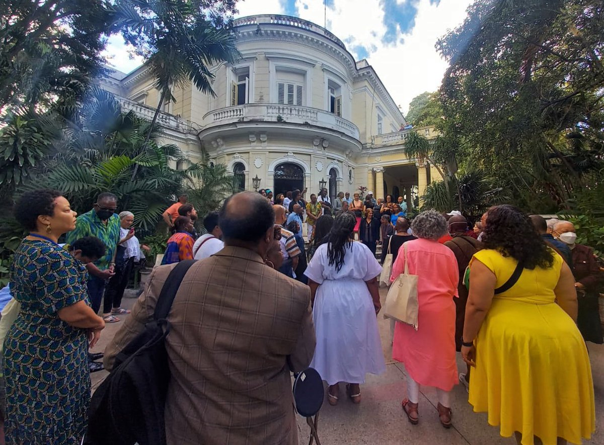 UNEAC_online's tweet photo. La presidenta de la #UNEAC @BonetMartica dio la bienvenida este jueves a la delegación de escritores y promotores culturales de Estados Unidos, que visitan Cuba. Explicó la labor y el aporte de la organización y su compromiso con la defensa de la identidad nacional
#UNEAC
#Cuba https://t.co/2Rz8ltaP6A