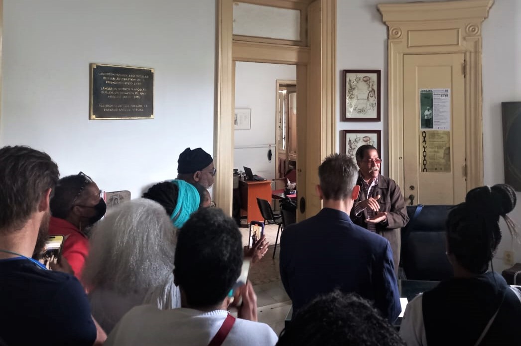 La presidenta de la #UNEAC <a href="/BonetMartica/">Marta Bonet</a> dio la bienvenida este jueves a la delegación de escritores y promotores culturales de Estados Unidos, que visitan Cuba. Explicó la labor y el aporte de la organización y su compromiso con la defensa de la identidad nacional
#UNEAC
#Cuba